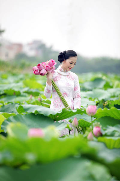 Linh Nga duyên dáng bên sen hồng